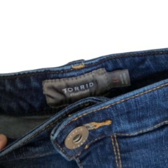 Torrid High Rise A-Line Shortie Short in Vintage Stretch Dark Wash 14 - Picture 3 of 4